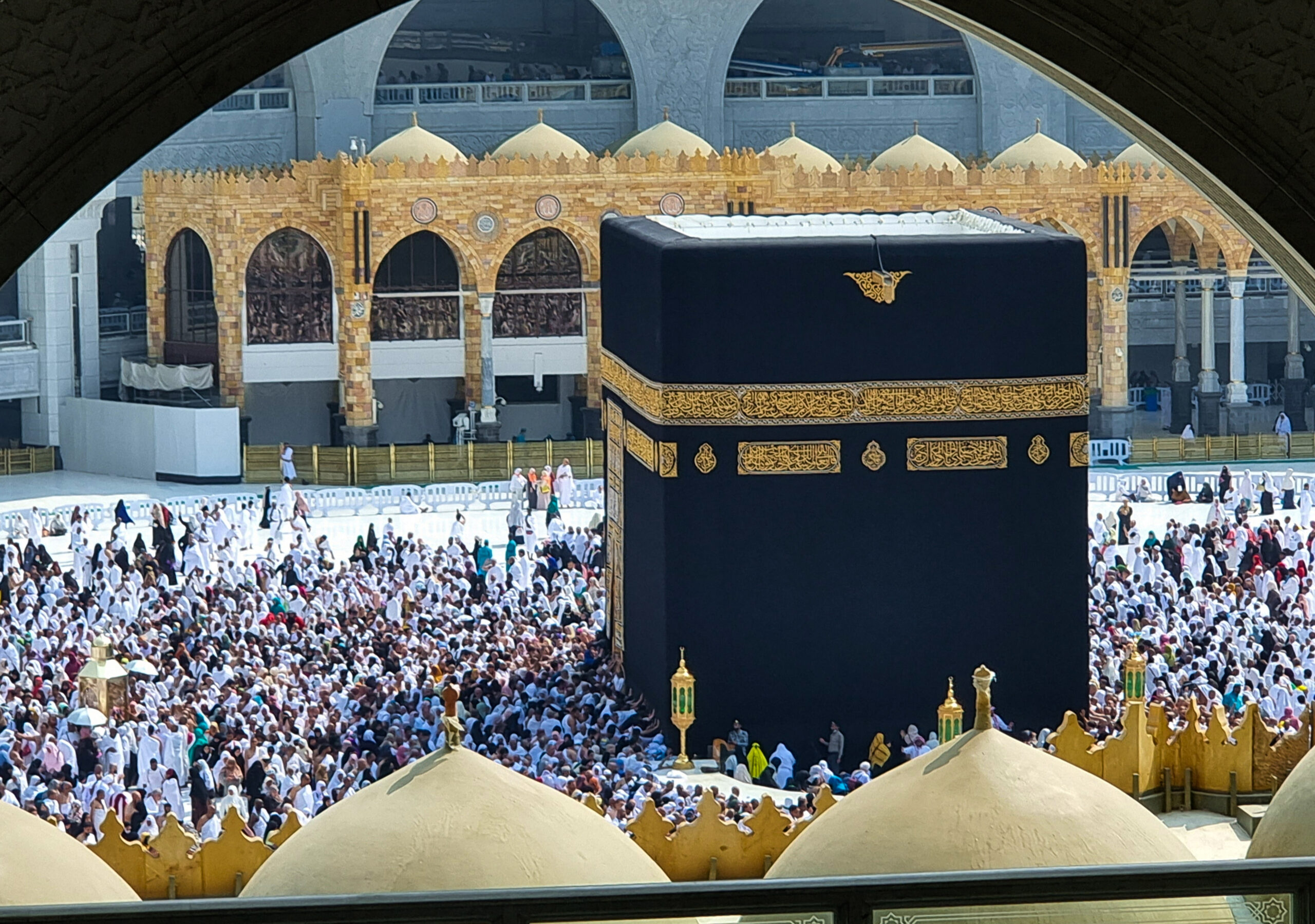 The_Kabah_in_the_Grand_Mosque_of_Makkah_from_the_second_floor,_Saudi_Arabia_(8)_(52501956308)